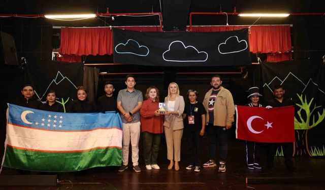 Merkezefendi’nin dört bir noktasında tiyatro oyunları sahnelenmeye devam ediyor