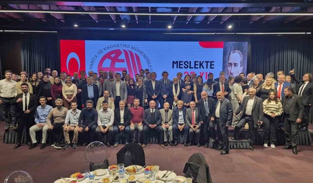 Meslekte 25 yılı dolduran harita mühendislerine plaket
