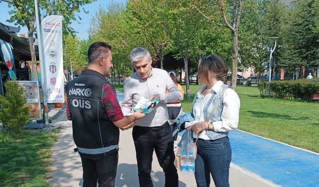 Narkotik polisi Bursa’da vatandaşları bilgilendirdi