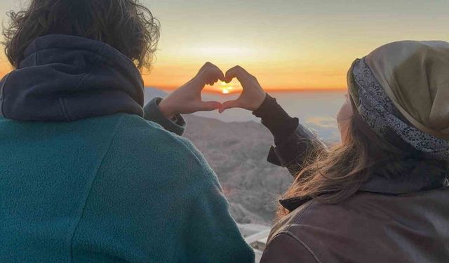 Nemrut Dağı’nda gün doğumu hayran bırakıyor