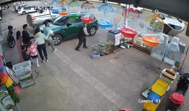 O anlar kamerada: Kayan otomobil kaldırıma çarpıp ters döndü