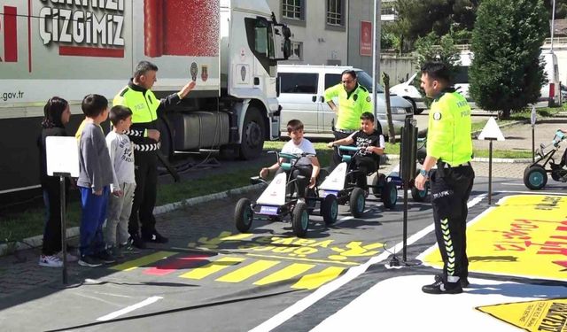 Öğrenciler trafik kurallarını bu tırda öğreniyor