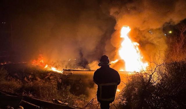 Osmaniye’de devrilen akaryakıt yüklü tanker alev alev yandı