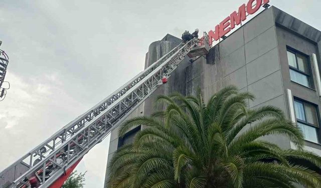 Oteldeki baca yangını büyümeden söndürüldü