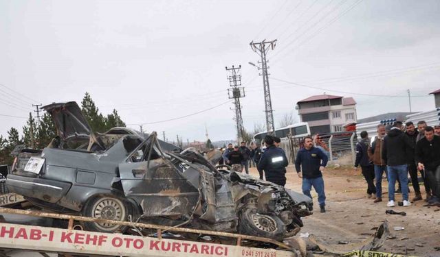 Otomobil kağıt gibi ezildi: 3 ölü, 3 yaralı