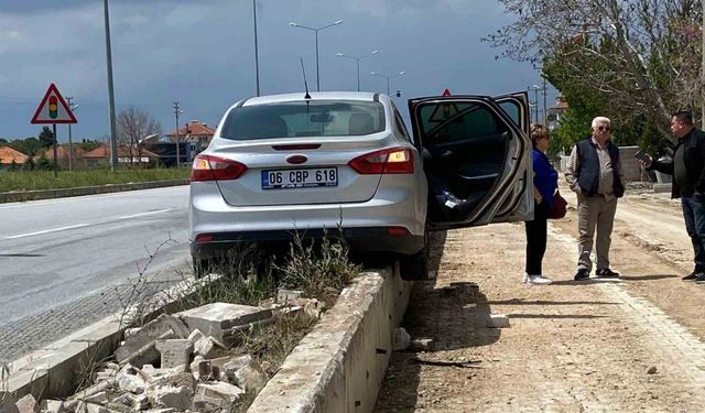 Refüje çıkan otomobildeki 3 kişi kazadan sıyrık almadan kurtuldu
