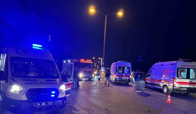 Sakarya’da duble yolda iki otomobil çarpıştı: 1’i ağır 7 yaralı