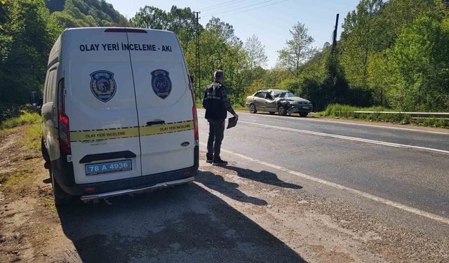 Seyir halindeki otomobilin üzerine kaya parçası düştü: 2’si çocuk 5 yaralı