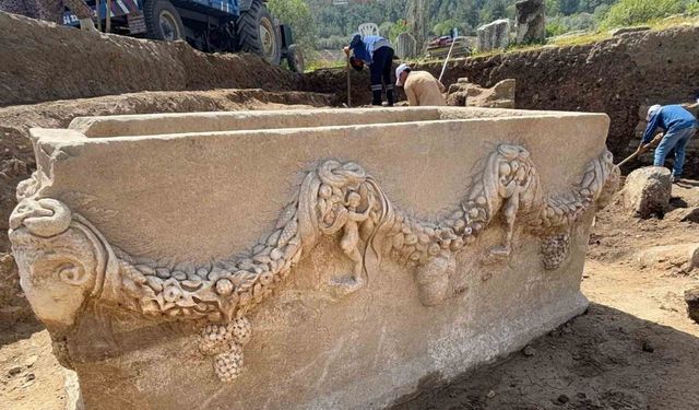 Stratonikeia’da 2000 yıllık girlandlı lahit bulundu