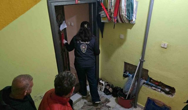 Tahliye kararına direnen kadın ekipler tarafından evden çıkartıldı