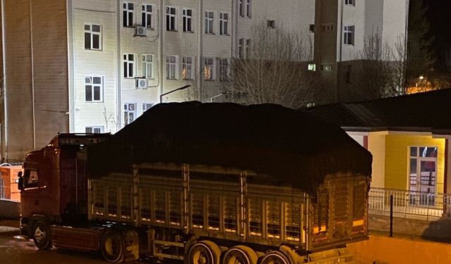Talaş yüklü tırdan yükselen duman korkuttu