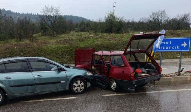 Tavşanlı’da iki otomobil çarpıştı: 1 ölü, 1 yaralı