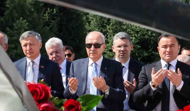 TBMM Başkanı Kurtulmuş, Ata-Beyit Ulusal Tarih ve Anıt Kompleksi’ni ziyaret etti