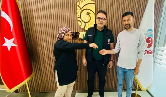 Temizlik işçisi bulduğu altını sahibine teslim etti
