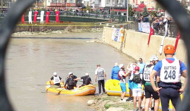 Türkiye’nin en hızlı akan Çoruh Nehri’nde rafting heyecanı yaşandı