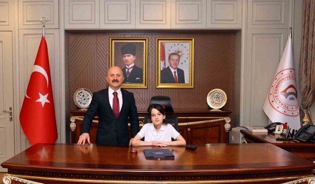 Vali Varol, koltuğu Defne Lara’ya devretti