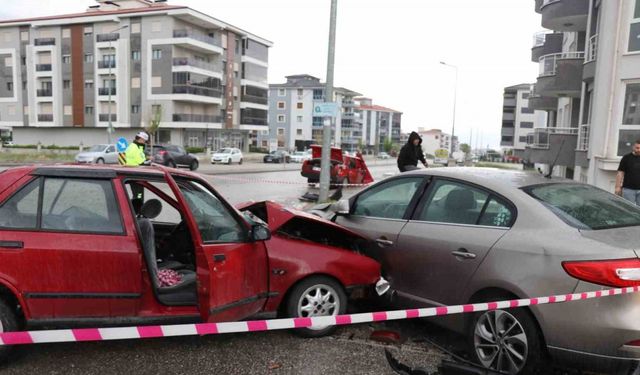 Yağışlı hava ve sürat, kazayı beraberinde getirdi: 1’i ağır 8 yaralı