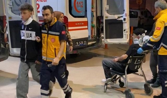 Yan bakma kavgasında 2 kişiyi silah kabzasıyla darp etti