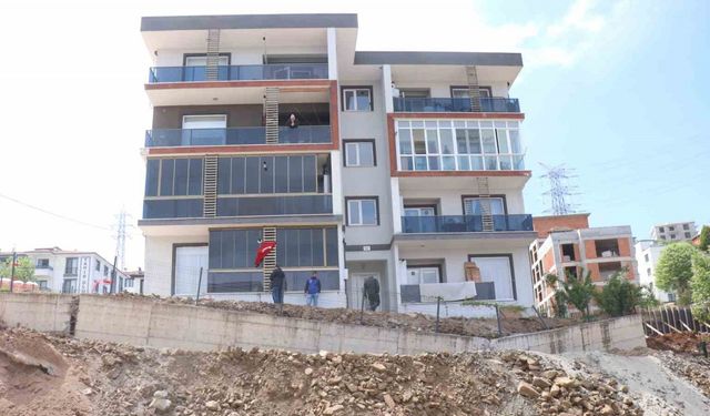Yıkılmayla karşı karşıya kalan binaya kaya ve topraklı önlem
