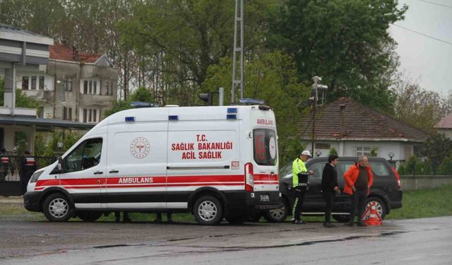 Yolcu otobüsü iki araca çarptı: 1 yaralı