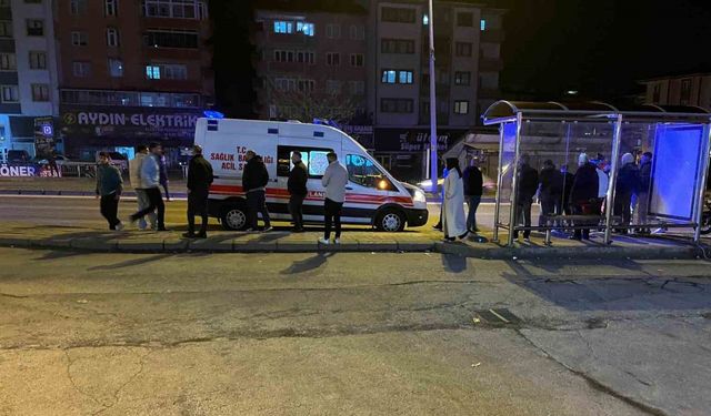 Yolun karşısına geçmek isteyen adama ambulans çarptı