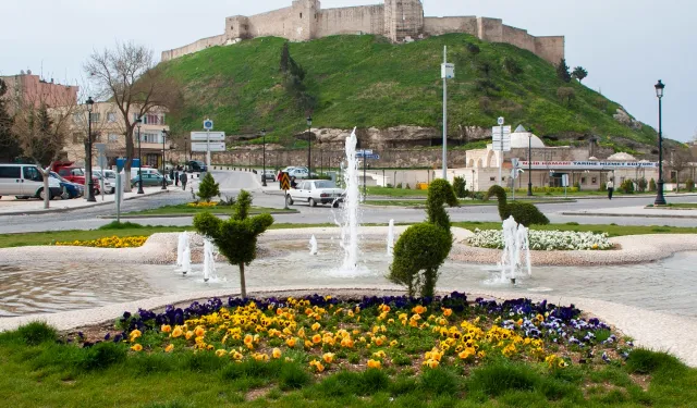  Gaziantep'te tarihi bölgede otopark sorununa pratik çözüm!