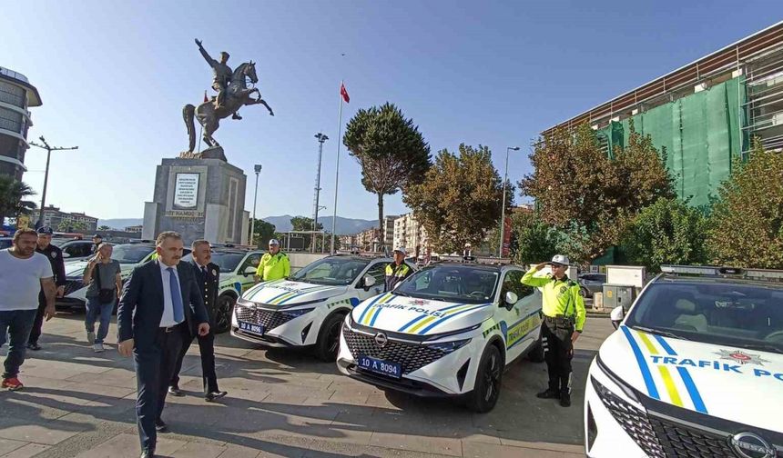 Edremit İlçe Emniyet ve Bölge Trafik İstasyon Amirliğine 26 adet yeni ekip aracı