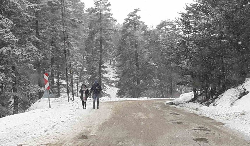 Abant Gölü Milli Parkı’nda kar yağışı başladı