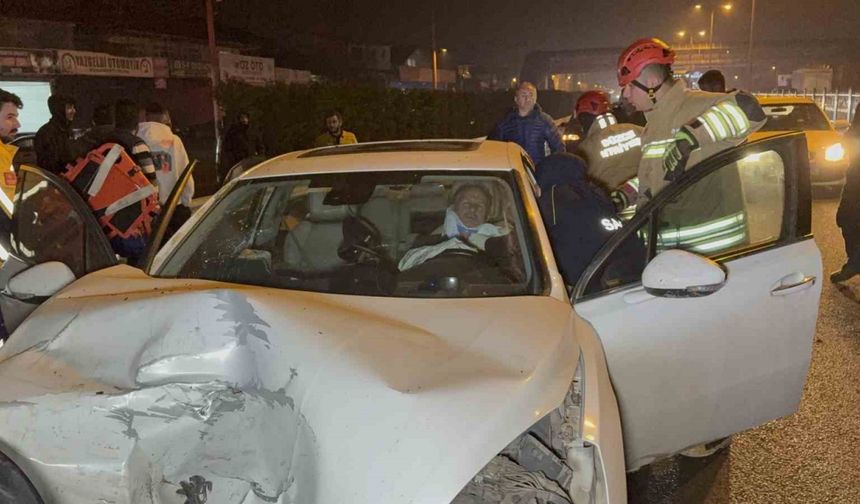 Araçta bayılan sürücü zincirleme kazaya neden oldu: 3 yaralı