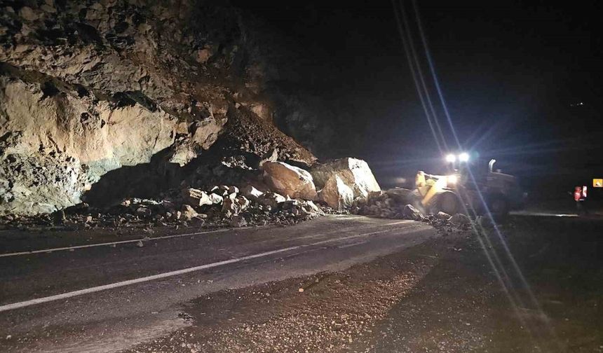 Artvin’de gece meydana gelen heyelan karayolunu ulaşıma kapattı