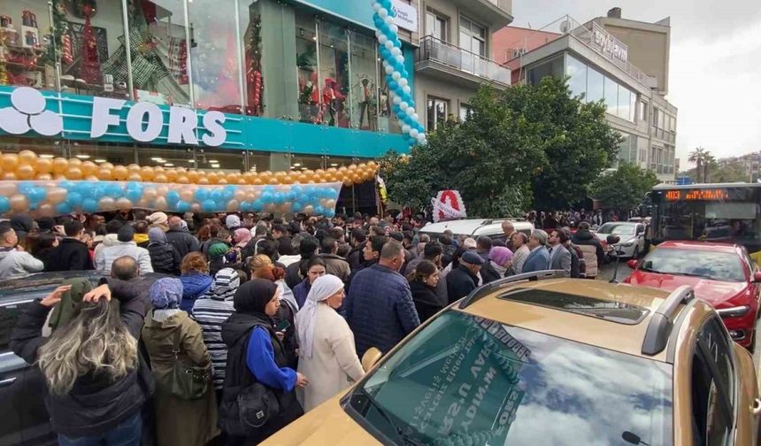 Aydın’da AVM açılışı kaosa dönüştü: Trafik kilitlendi, sıra kavgaları yaşandı