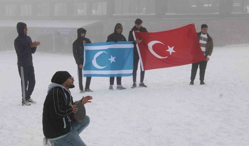 İlk defa kar gören Türkmenler gönüllerince eğlendi