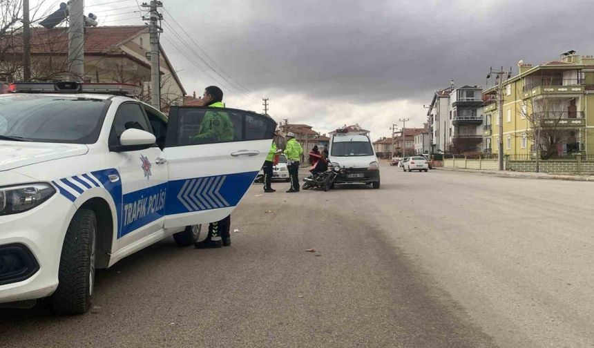 Karaman’da hafif ticari araçla çarpışan motokurye yaralandı