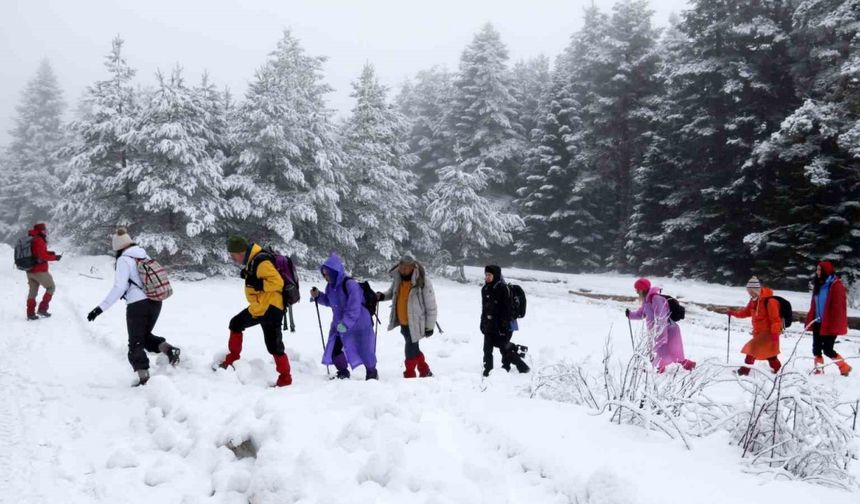 Karlı havaya rağmen 15 kilometre yürüdüler