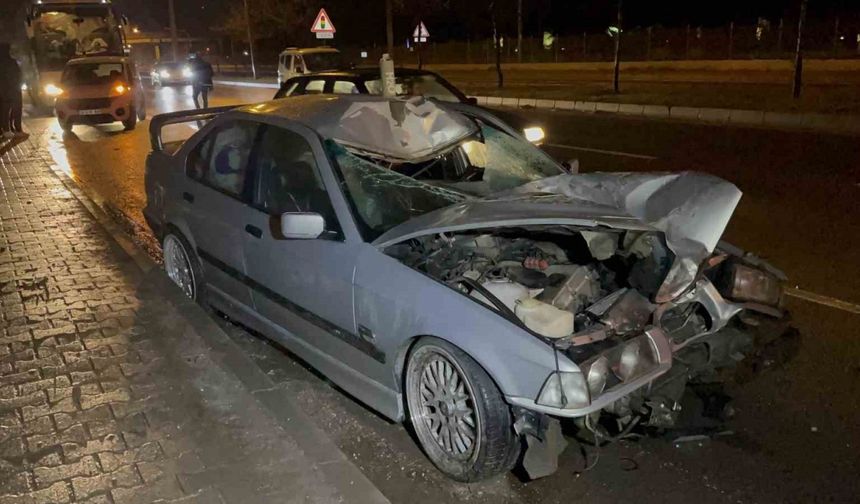 Otomobilin çarpmasıyla yaklaşık 100 metre savrulan yaya hayatını kaybetti