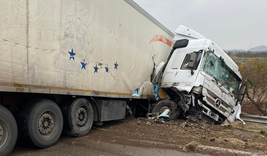 Otoyolda kontrolden çıkan tır kaza yaptı: 1 kişi yaralandı