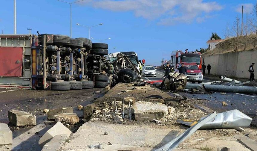 Refüje çarpan TIR devrildi; 1 yaralı