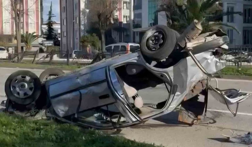 Samsun’da otomobili demir korkuluklara çaptı: 2 yaralı