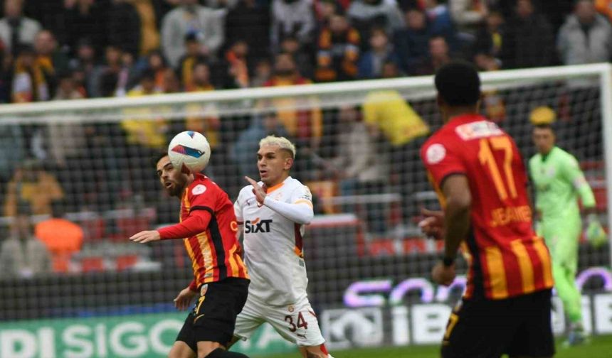 Trendyol Süper Lig: Kayserispor: 1 - Galatasaray: 2 (İlk yarı)