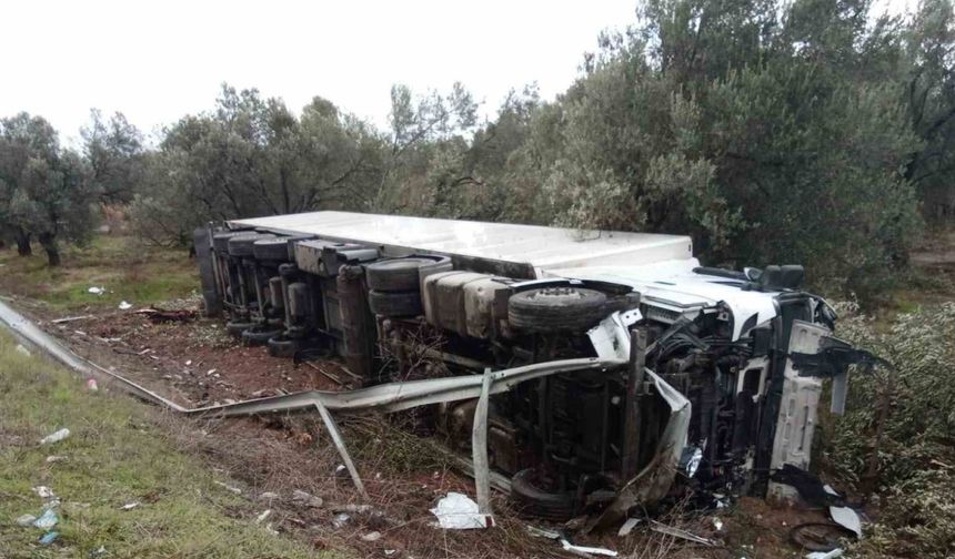 Yabancı plakalı tır karşı şeride geçerek hendeğe yuvarlandı