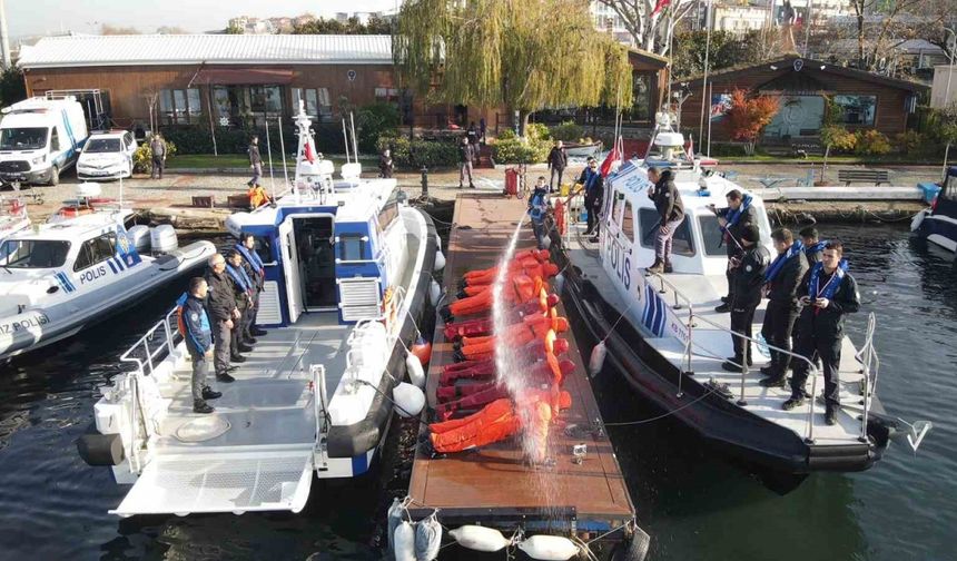 Yalova’da zorlu gemi adamı eğitimini tamamlayan polisler sertifikalarını aldı