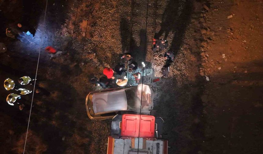 Yük treninin metrelerce sürüklediği otomobil hurdaya döndü: Sürücü canını son anda kurtardı