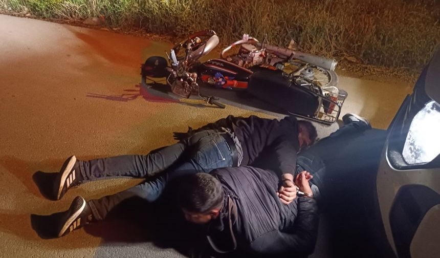 Adana’da 2 şüpheli ev kurşunlayıp, kaçarken kovalamacayla yakalandı