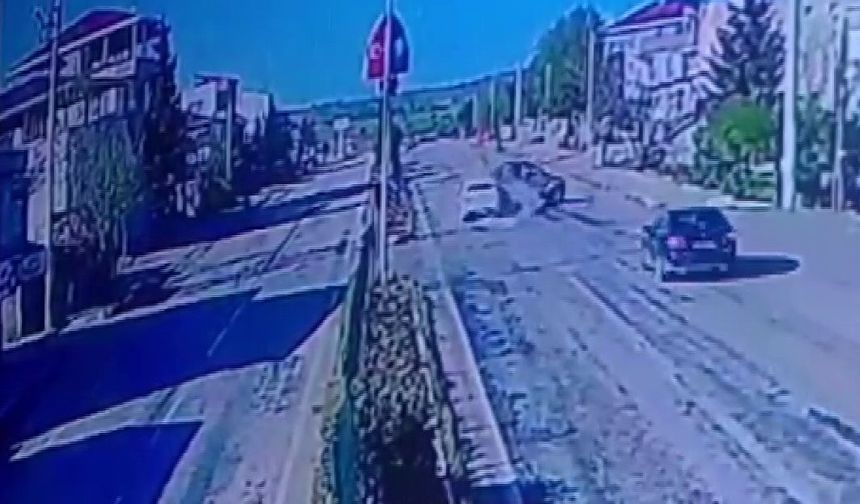Adıyaman’da 2 otomobilin çarpışma anları kamerada