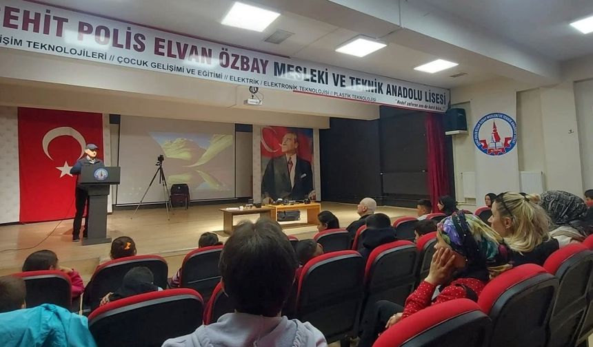 Altıntaş’ta ilk ve ortaokul öğrencilerine temel fotoğrafçılık eğitimi