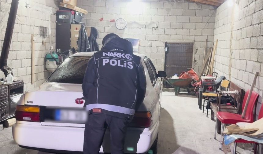 Bitlis’te köpeklerin altına gizlenmiş uyuşturucu madde ele geçirildi