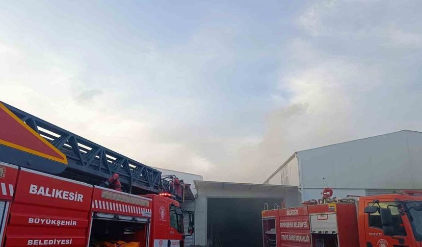 Burhaniye’de marangoz atölyesi alevlere teslim oldu