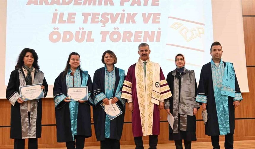 ÇAKÜ’de başarılı olan akademisyenler ödüllendirildi