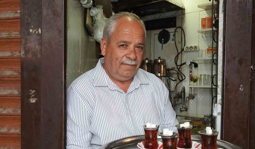 Çaycı İsmet Usta’nın ocağı 35 yıldır bir metrekarelik dükkanda kaynıyor