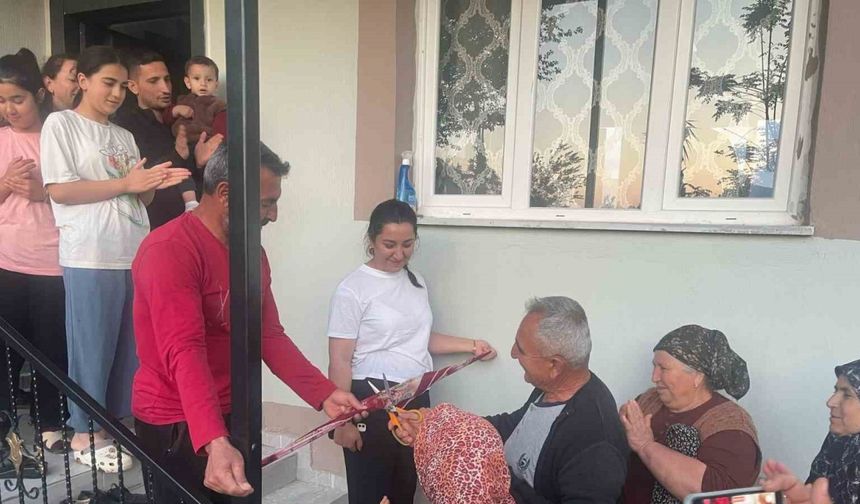 Deprem sonrası yeni evine kavuşan Cennet nine evinin açılışını çocuklarıyla yaptı